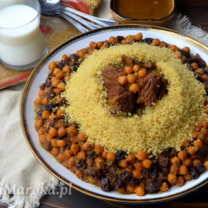 Marokański kuskus z ciecierzycą i rodzynkami