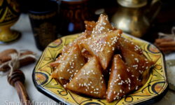 briwats au amandes, moroccan sweets, cuisine marocaine, kuchnia marokańska, kuchnia arabska, marokańskie ciasteczka, ciasteczka smażone, ciasteczka z migdałami, kuchnia maghrebu
