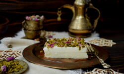 Layali lubnan, deser libański, semolina przepisy, pudding arabski mleczny, krem ashta, łatwy deser, deser na zimno, pistacje