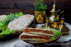 Marokański batbout nadziewany mięsem mielonym