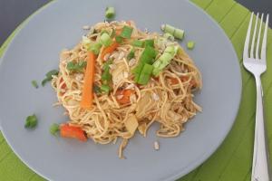 Smażony chow mein z kurczakiem w wykonaniu Magdy