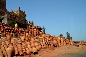 Ourika, przydrożny sklep z glinianymi naczyniami    