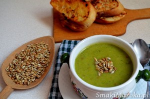 Zupa brokułowa z prażonym słonecznikiem i grzankami