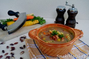 Zupa z kolorowej fasoli z makaronem