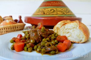 Marokański tadżin z wołowiną i zielonym groszkiem (tajine jelbana)