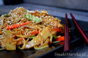 Smażony makaron chow mein z kurczakiem i warzywami